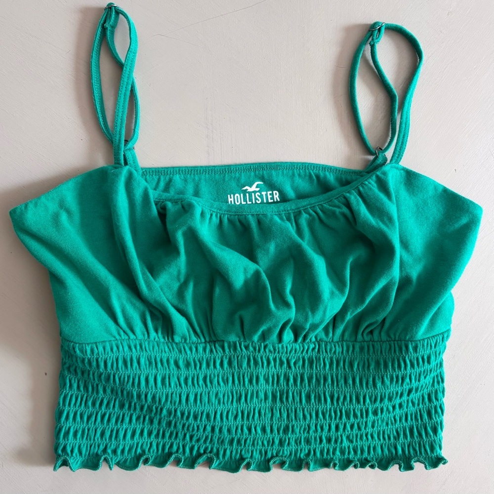 HOLLISTER SoCal Scallop Ruffle Edge Smocked Crop Top